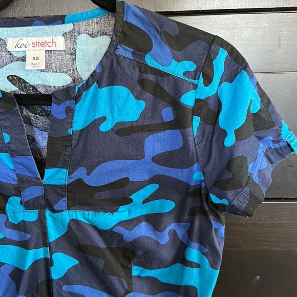 Koi scrub top. - Picture 2 of 3